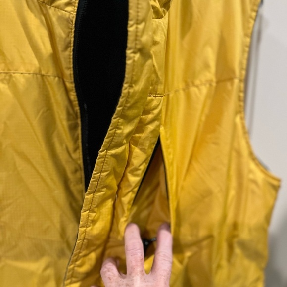 Land’s End Reversible Puffer Vest Men Med 38-40 Goose Down EUC Navy Blue /Yellow - Picture 5 of 8